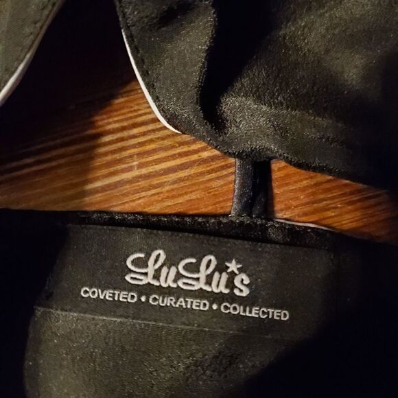 Lulu's black and white floral top sz large - Picture 3 of 3